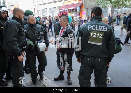 01.05.2011, Berlin, Allemagne, Europe - a punk soutient avec un groupe d'agents de police au cours du 1er mai, manifestations à l'oranienstrasse dans berlin. Banque D'Images