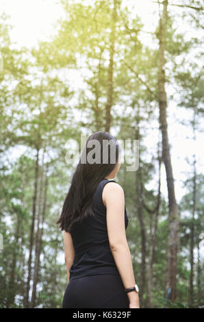 Photo de jeune fille est de retour dans la forêt Banque D'Images