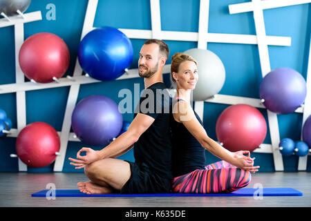 Young woman doing yoga en studio. les jeunes en classe de yoga Yoga yoga concept de groupe. Banque D'Images