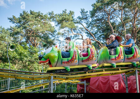 Warszawa, Pologne - août 2017 : en forme de chenille en train de rollercoaster funpark dans dinosaur park Banque D'Images