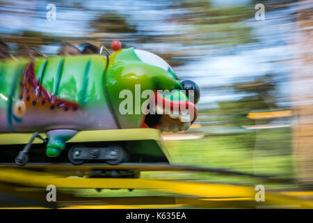 Warszawa, Pologne - août 2017 : en forme de chenille en train de rollercoaster funpark dans dinosaur park Banque D'Images