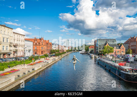 Bydgoszcz, Pologne - août 2017 : le funambule sculpture sur la rivière brda Banque D'Images