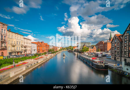 Bydgoszcz, Pologne - août 2017 : le funambule sculpture sur la rivière brda Banque D'Images