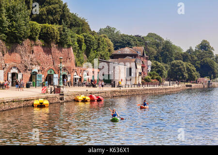 21 juin 2017 : Exeter, Devon, England, UK - la rivière exe à Exeter quay, avec des magasins et les gens le kayak sur la rivière. Banque D'Images