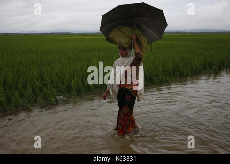 Teknaf, Bangladesh. 09e septembre 2017. Le réfugié Rohingya marche sur un sentier boueux après avoir traversé la frontière entre le Bangladesh et le Myanmar, à Teknaf. Crédit: Md Mehedi Hasan/Pacific Press/Alay Live News Banque D'Images