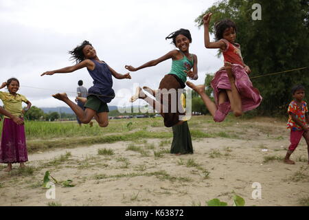 Teknaf, Bangladesh. 10 septembre 2017. Les enfants réfugiés Rohingya jouent sur la zone de terre de No man près de la frontière entre le Bangladesh et le Myanmar, à Naikhongchhari, Bandarban. Le réfugié Rohingya marche sur un sentier boueux après avoir traversé la frontière entre le Bangladesh et le Myanmar, à Teknaf. Crédit: Md Mehedi Hasan/Pacific Press/Alay Live News Banque D'Images