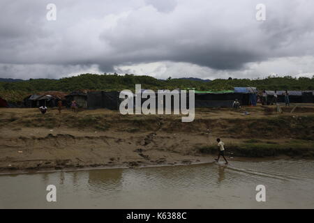 Teknaf, Bangladesh. 10 septembre 2017. Vue d'un camp de réfugiés instable dans la zone terrestre de No man près de la frontière entre le Bangladesh et le Myanmar, à Naikhongchhari, Bandarban. Le réfugié Rohingya marche sur un sentier boueux après avoir traversé la frontière entre le Bangladesh et le Myanmar, à Teknaf. Crédit: Md Mehedi Hasan/Pacific Press/Alay Live News Banque D'Images