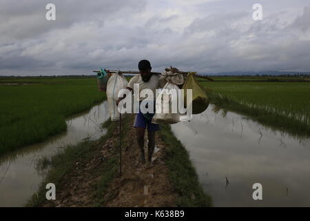 Teknaf, Bangladesh. 09e septembre 2017. Un homme de Rohngya marche sur un sentier boueux après avoir traversé la frontière entre le Bangladesh et le Myanmar, à Teknaf. Le réfugié Rohingya marche sur un sentier boueux après avoir traversé la frontière entre le Bangladesh et le Myanmar, à Teknaf. Crédit: Md Mehedi Hasan/Pacific Press/Alay Live News Banque D'Images