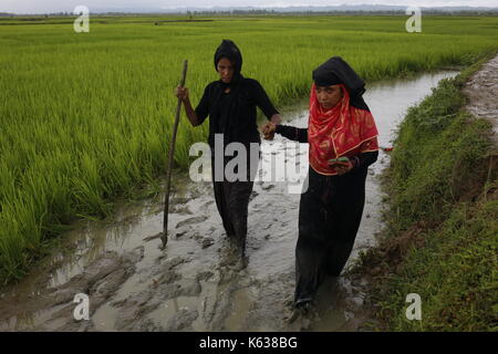 Teknaf, Bangladesh. 09e septembre 2017. Le réfugié Rohingya marche sur un sentier boueux après avoir traversé la frontière entre le Bangladesh et le Myanmar, à Teknaf. Le réfugié Rohingya marche sur un sentier boueux après avoir traversé la frontière entre le Bangladesh et le Myanmar, à Teknaf. Crédit: Md Mehedi Hasan/Pacific Press/Alay Live News Banque D'Images