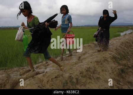 Teknaf, Bangladesh. 09e septembre 2017. Le réfugié Rohingya marche sur un sentier boueux après avoir traversé la frontière entre le Bangladesh et le Myanmar, à Teknaf. Le réfugié Rohingya marche sur un sentier boueux après avoir traversé la frontière entre le Bangladesh et le Myanmar, à Teknaf. Crédit: Md Mehedi Hasan/Pacific Press/Alay Live News Banque D'Images