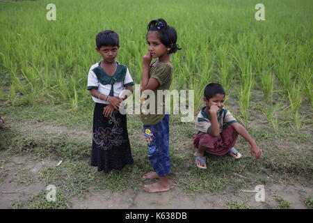 Teknaf, Bangladesh. 10 septembre 2017. Les enfants des réfugiés de Rohingya passent du temps libre dans la zone de No man près de la frontière entre le Bangladesh et le Myanmar, à Naikhongchhari, Bandarban. Le réfugié Rohingya marche sur un sentier boueux après avoir traversé la frontière entre le Bangladesh et le Myanmar, à Teknaf. Crédit: Md Mehedi Hasan/Pacific Press/Alay Live News Banque D'Images