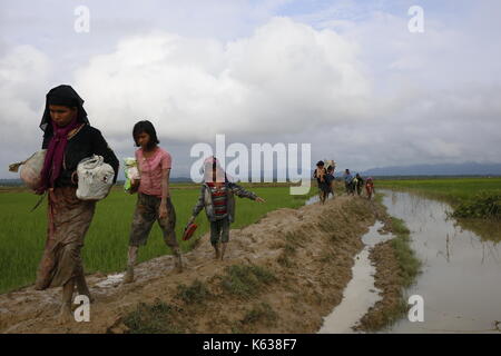 Teknaf, Bangladesh. 09e septembre 2017. Le réfugié Rohingya marche sur un sentier boueux après avoir traversé la frontière entre le Bangladesh et le Myanmar, à Teknaf. Le réfugié Rohingya marche sur un sentier boueux après avoir traversé la frontière entre le Bangladesh et le Myanmar, à Teknaf. Crédit: Md Mehedi Hasan/Pacific Press/Alay Live News Banque D'Images