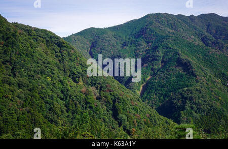 Vue sur les montagnes de la région de Wakayama, Japon, Nachi. Banque D'Images
