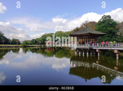 Nara, Japon - nov 25, 2016 les touristes. sur le pavillon en bois sur un étang en automne à Nara, au Japon. Banque D'Images