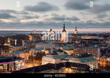 Vue sur la vieille ville à la tombée de la du Radisson Blu Hotel Tallinn sur Ravala puiestee, Tallinn, Estonie, Europe Banque D'Images