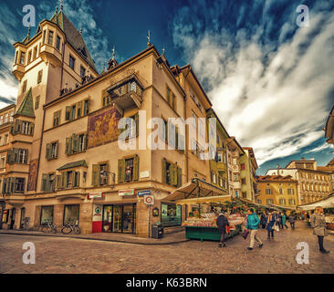 Les gens qui vont faire du shopping dans les rues de Bolzano en Italie Banque D'Images