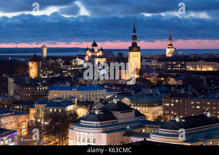 Vue sur la vieille ville à la tombée de la du Radisson Blu Hotel Tallinn sur Ravala puiestee, Tallinn, Estonie, Europe Banque D'Images