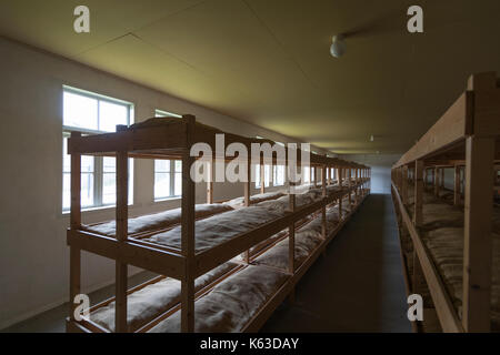 Lits superposés dans dortoir de l'ancien camp de concentration "kamp Vught' aux Pays-Bas Banque D'Images