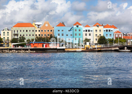 Maisons colorées et des capacités à Willemstad sur Curacao Banque D'Images