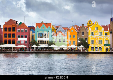 Maisons colorées et des capacités à Willemstad sur Curacao Banque D'Images