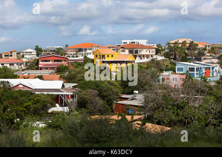 Maisons colorées situées sur les collines de Willemstad sur Curacao Banque D'Images