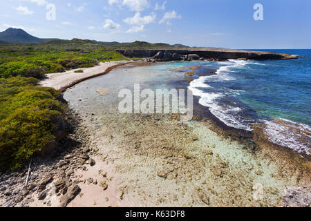 Côte de boka grandi dans le parc national christoffel sur curacao avec mont christoffel sur le côté gauche dans la distance Banque D'Images