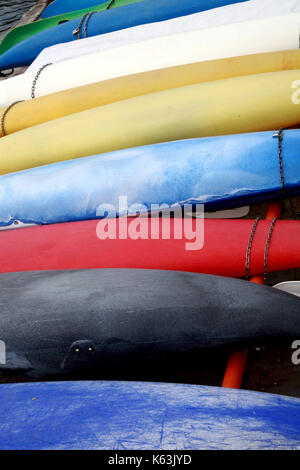 Divers canoës colorés tourné sur le continent Banque D'Images