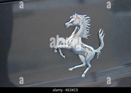 Monte-carlo - jan 12 : ferrari cheval caracolant, logo du sport voiture garée devant le casino de Monte Carlo, sud de la France, le 16 janvier 201 Banque D'Images