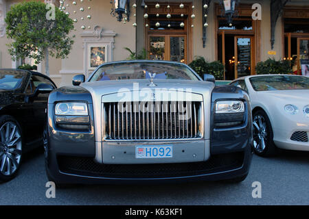 Monte-Carlo, Monaco - le 12 janvier 2016 : voiture de luxe Rolls Royce Phantom garée en face de l'hôtel monte-carlo casino à Monaco Banque D'Images