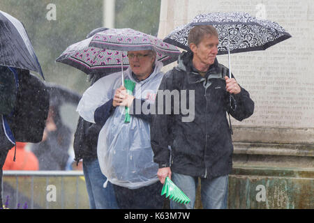 Cardiff, Wales, uk, 10 septembre 2017. foule braver les conditions météorologiques humides au cours de la phase finale de l'énergie ovo tour of Britain. Banque D'Images