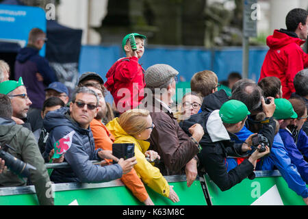 Cardiff, Wales, uk, 10 septembre 2017. foule attendre les cyclistes sur la ligne d'arrivée de l'étape finale de l'énergie ovo tour of Britain. Banque D'Images