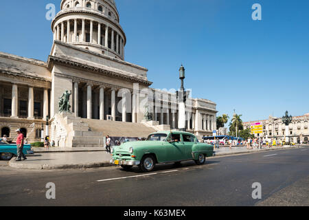 La Havane, 08 janvier, voyage, La Havane, Cuba, La Havane ville . dans l'image : un oldtimer devant le Capitole . (Photo de ulrich roth) Banque D'Images