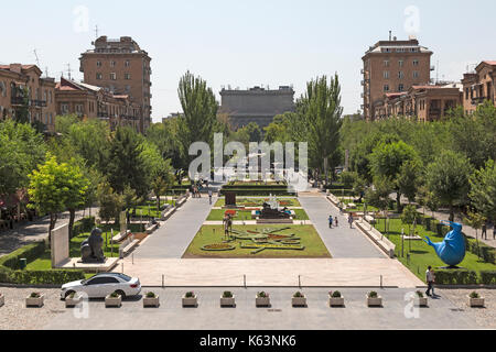 Vue de dessus de la Cascade Museum of Art à Erevan, Arménie, montrant des jardins et parterres de fleurs. Banque D'Images