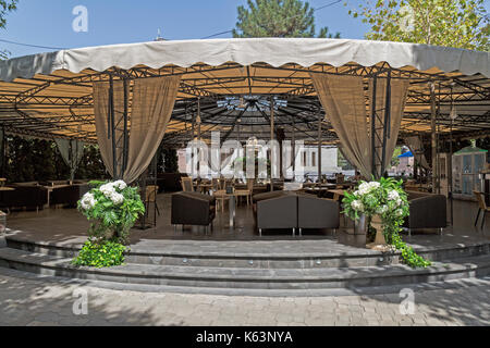 Cafe Restaurant dans le centre de Yerevan, Arménie, en été. Bon nombre de ces places eatingv sont pris vers le bas pendant l'hiver. Banque D'Images