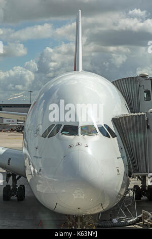 Vue avant d'Air France Airbus A380, F-HPJC, à l'aéroport de Paris Charles de Gaulle, France. Montre ronde attaché à aircrraft pour les passagers. Banque D'Images