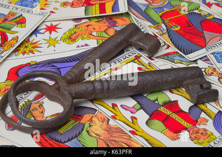 Old skeleton keys sur le dessus des cartes de tarot thèmes ésotériques. Banque D'Images