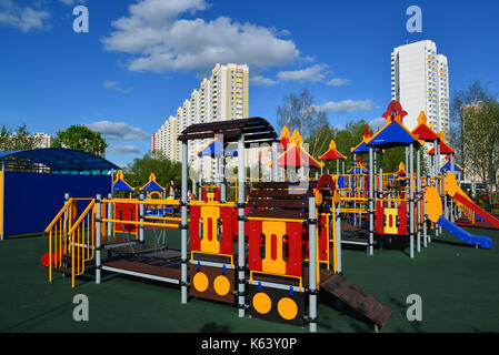 Moscow, Russie - Mai 30,2017. aire de jeu complexe en forme de locomotive en eco park shore Banque D'Images