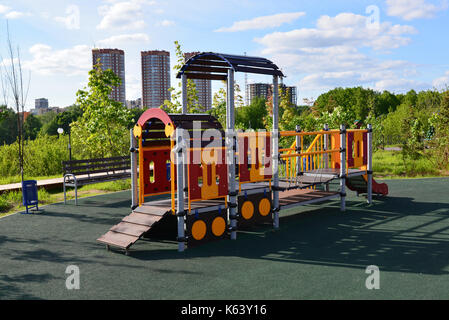 Moscow, Russie - Mai 30,2017. aire de jeu complexe en forme de locomotive en eco park shore Banque D'Images