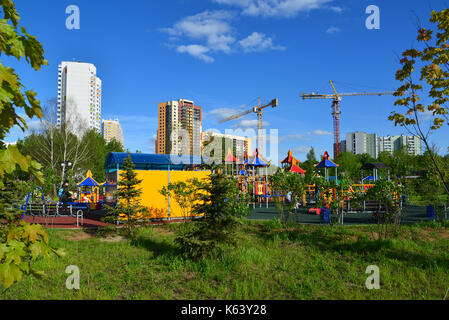 Moscow, Russie - Mai 30,2017. aire de jeu sur fond de complexe en construction à park eco shore Banque D'Images