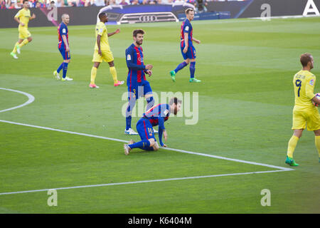 Chutes de Leo Messi après avoir été abordé à l'intérieur de surface - 6/5/17 Barcelone v villarreal football league match au Camp Nou, Barcelone. Banque D'Images