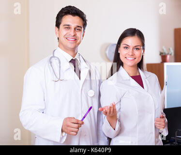 Portrait de deux personnes professionnelles smiling in clinic Banque D'Images