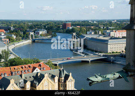 La plupart Pokoju (pont de la paix) et suspension Bridge (pont Grunwaldzki Plus Grunwald) sur la rivière Oder vu depuis la tour de la cathédrale de Wroclaw, Pologne. 23 UN Banque D'Images