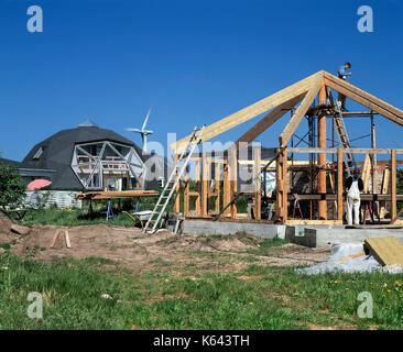 L'érection d'un cadre en bois pour une maison dôme, dyssekilde eco-village, danemark Banque D'Images