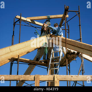 La construction de l'armature en bois d'une nouvelle coupole géodésique chambre à Dyssekilde eco-village de Hundested,, au Danemark. Banque D'Images