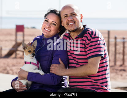 Portrait d'un homme et une femme et leur chien chihuahua sur la plage Banque D'Images