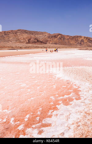 Cap vert SAL Touristes marcher autour du lit d'évaporation de sel sel désaffectées ou casseroles Pedra de Lume, Pedra di Lumi, l'île de Sal, Cap-Vert, Afrique Banque D'Images