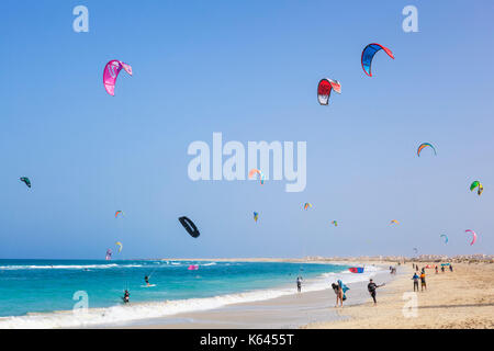 Cap vert SAL kite surfeurs et kite surf sur la plage de Kite, Praia da Fragata, Costa da Fragata, Santa Maria, Sal, Cap-Vert, Afrique Banque D'Images