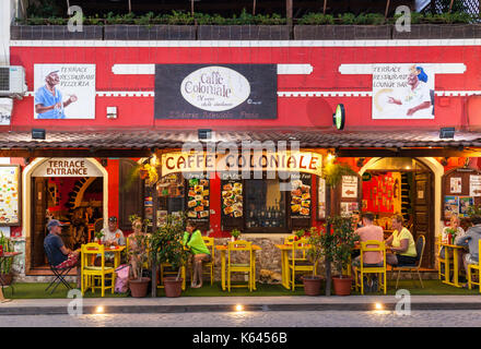 Cap vert SAL Touristes manger dehors au Caffe Coloniale, rue Main, Rua 1 de Março, Praca Central, Santa Maria, île de Sal, Cap-Vert, Afrique Banque D'Images