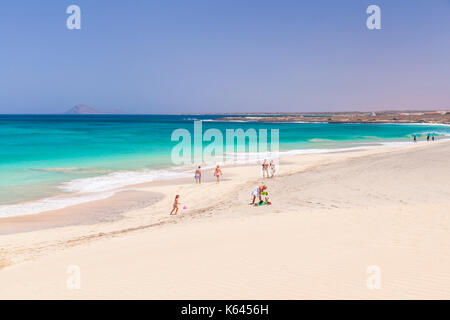 Cap vert SAL touristes profitant du vide de la mer bleue et de sable blanc à Ponta Preta beach près de santa maria l'île de Sal Cap vert afrique Banque D'Images