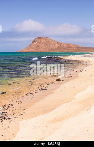 Cap vert SAL vide de sable et Bay près de Monte Leao montagne (mountain Lion Endormi), l'île de Sal, Cap-Vert, l'Atlantique, l'Afrique Banque D'Images